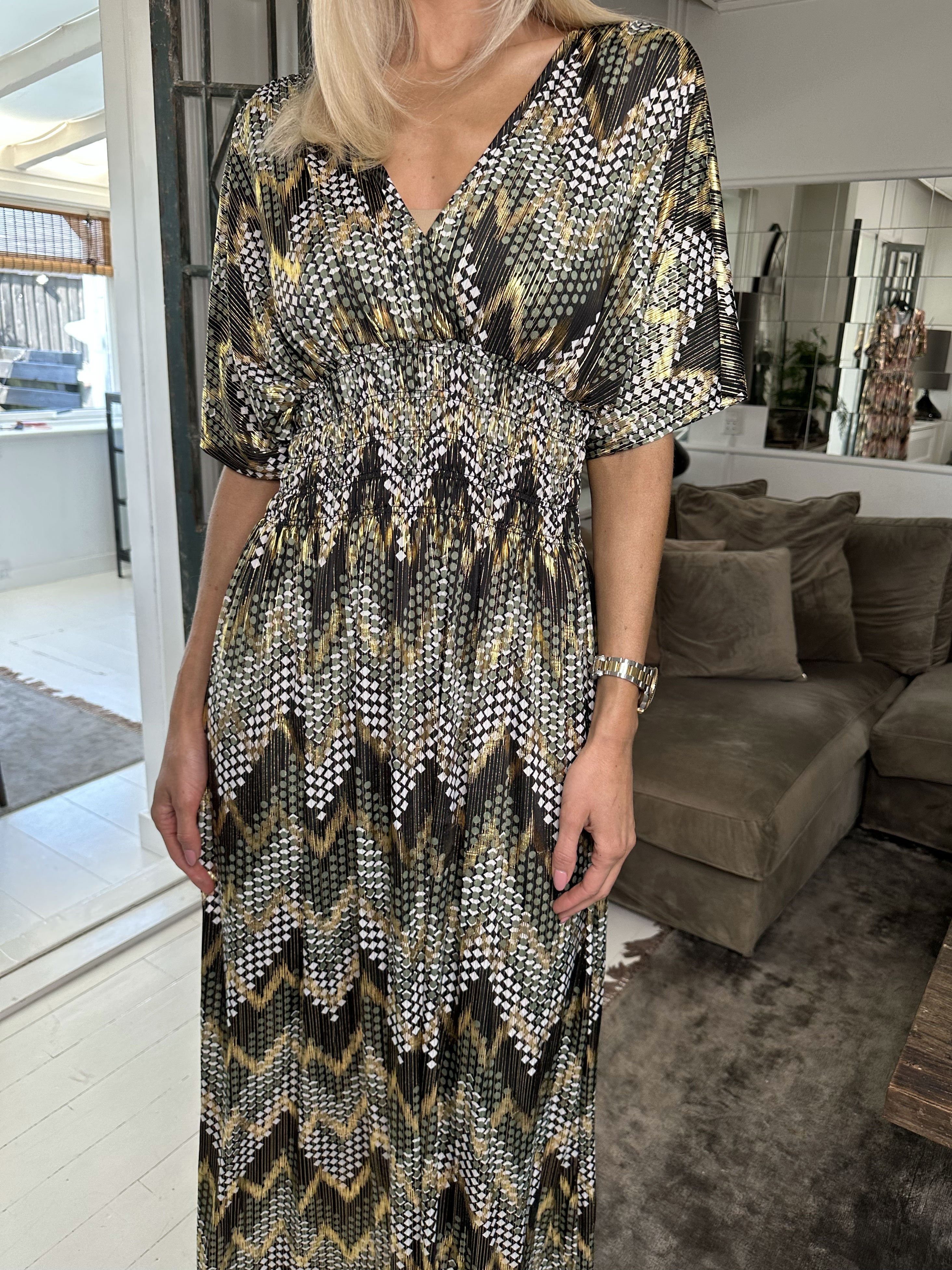 Pams Pattern - Lång elastisk klänning i skrynkelfritt material